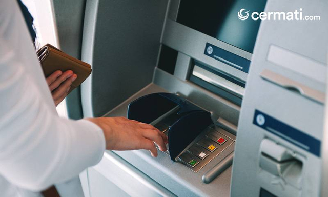 Ilustrasi biaya transaksi bank di ATM LinkAja