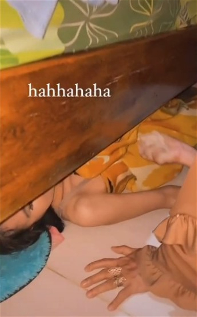 Viral aksi seorang ibu hamil sembunyi ke kolong tempat tidur saat terjadi fenomena Gerhana Bulan Total. (Foto: TikTok/@ayy_2293)