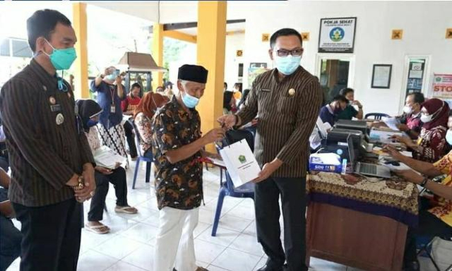 Kepala Bapenda Kota Malang Handi Priyanto (kanan) disampingi Camat Sukun memberikan souvenir kepada wajib pajak yang telah melakukan pembayaran PBB / dok