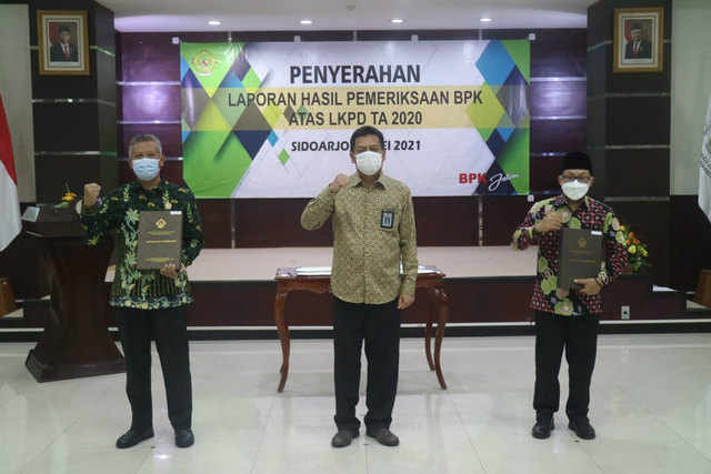 Wali Kota Malang, Sutiaji (kanan) saat berada di kantor BPK RI Perwakilan Provinsi Jawa Timur, Jumat, (28/5/2021). (Foto: Pemkot Malang)