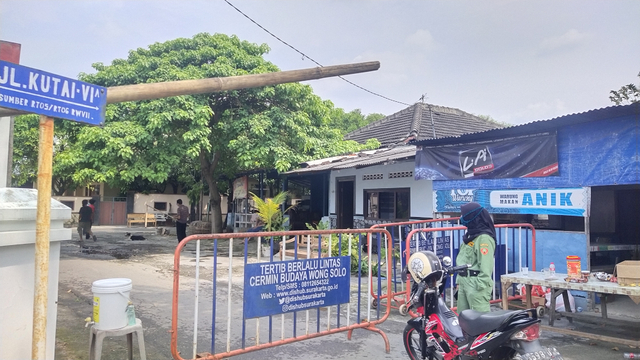 Petugas Linmas di Kelurahan Sumber berjaga di saah satu RT yang menjalani karantina wilayah