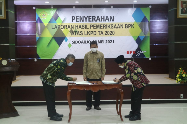 Tanda tangan penyerahan laporan hail pemeriksaan BPK. dok/istimewa