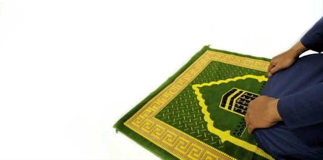 Ilustrasi membaca bacaan duduk di antara dua sujud Foto: iStock