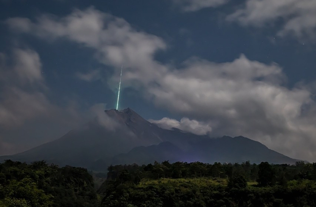 Foto yang viral diduga meteor jatuh di Puncak Merapi. Foto: dok. Gunarto Song