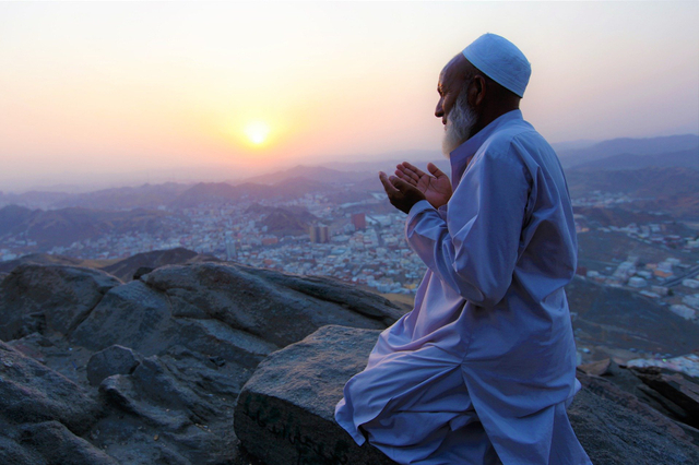 Ilustrasi seorang muslim yang berdoa dan bersholawat. Sumber: Pixabay.com -Konevi