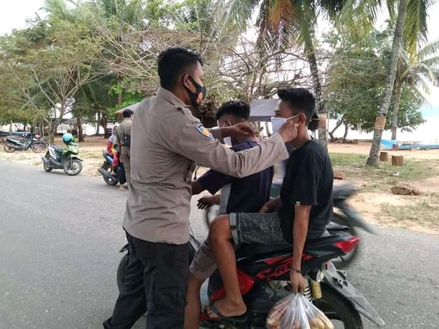 Pihak kepolisian melakukan razia masker di Kabupaten Pulau Taliabu, Maluku Utara setelah kasus orang reaktif COVID-19 meningkat. Foto: Rusmin Umagapi/JMG