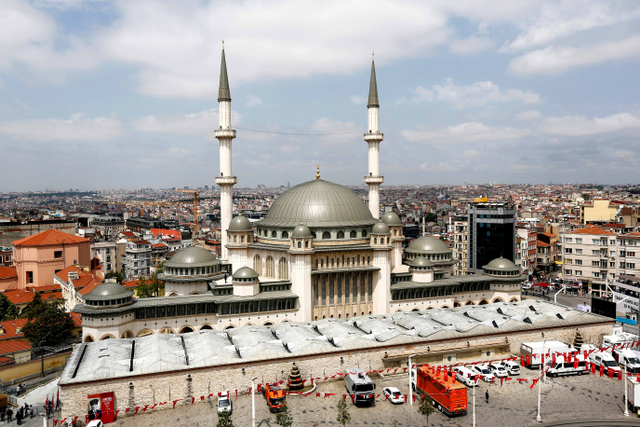 Masjid Taksim yang baru dibangun terlihat di Taksim Square sesaat sebelum diresmikan di pusat Istanbul, Turki, Jumat (28/5). Foto: Dilara Senkaya/Reuters
