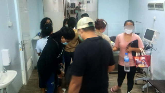 Suasana di Rumah Sakit Siloam saat korban GFS alias Alen dibawa setelah melakukan aksi melompat dari lantai tujuh hotel di Manado