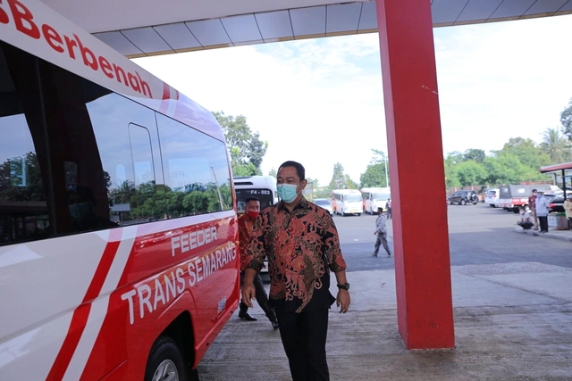 Wali Kota Semarang Hendrar Prihadi meninjau kesiapan fasilitas BRT Trans Semarang untuk disabilitas. Foto: Pemkot Semarang
