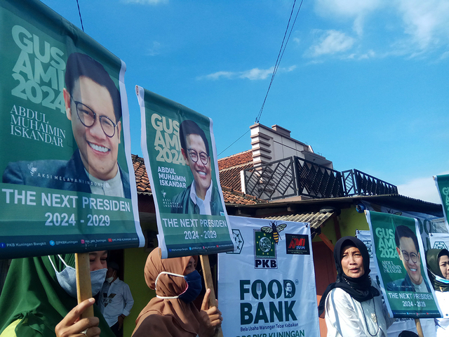 Sejumlah kader PKB Kuningan mengkampanyekan Muhaimin Iskandar sebagai capres 2024 melalui aksi Food Bank. (Andri Yanto)