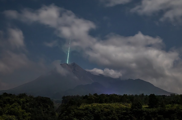 Foto diduga meteor jatuh di Merapi. Foto: Gunarto Song