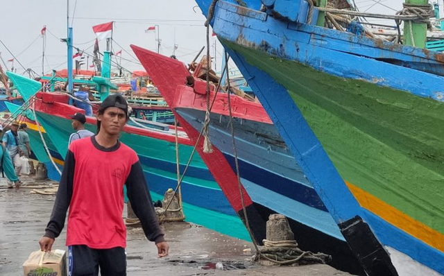 Sejumlah kapal nelayan bersandar di Pelabuhan Perikanan Pantai (PPP) Tegalsari, Kota Tegal. (dok: panturapost.com) 