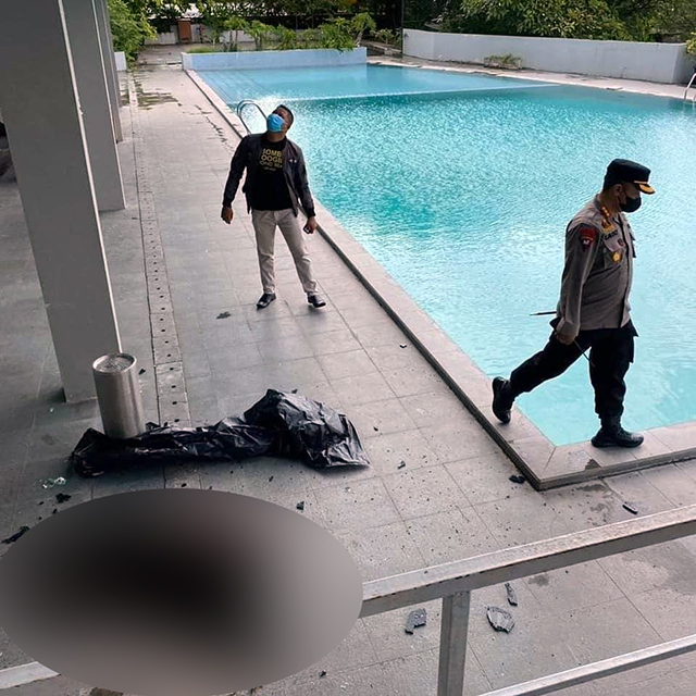 Polisi melakukan olah tempat kejadian perkara, di mana seorang pria melompat dari lantai tujuh sebuah hotel di Kota Manado, Sulawesi Utara. (foto: istimewa)