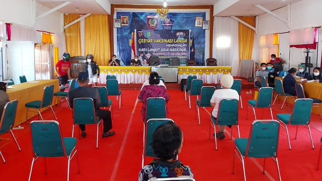 Pelaksanaan vaksinasi COVID-19 terhadap warga lanjut usia di Kabupaten Mamasa, Sulawesi Barat. Foto: Frendy/SulbarKini