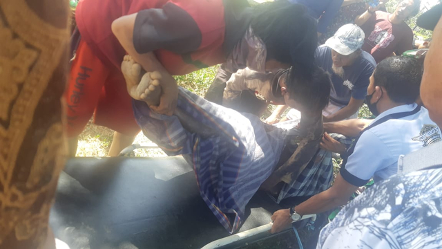 Polisi bersama warga mengevakuasi jenazah korban Daeng Sikki. Foto: Dok. Polsek Labakkang Polres Pangkep