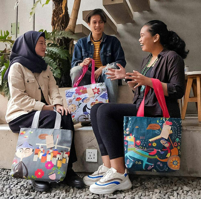 Sampurasun Totte Bag ini, menjadi produk tas Kota Bandung yang bisa menjadi ikon produk usaha mikro kecil menengah (UMKM) yang diminati wisatawan domestik dan luar negeri. (Dok.ciremaitoday)