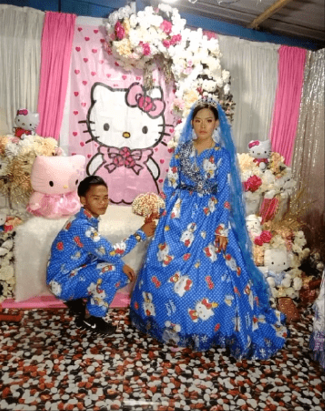 Viral pernikahan sepasang pengantin dengan konsep tema Hello Kitty mulai dari pakaian hingga latar belakang pelaminan. (Foto: TikTok @sitifiyah99)