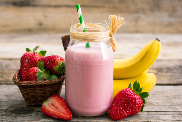 Resep Smoothie Pisang Stroberi dengan Granola yang Menyehatkan. Foto: Shutter Stock