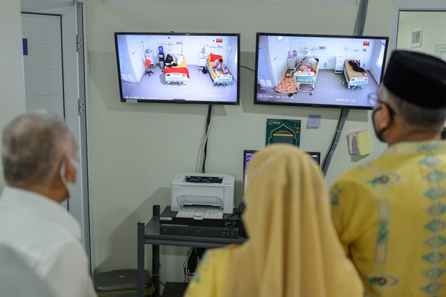 Gubernur Aceh Nova Iriansyah saat berkunjung ke RSUDZA Banda Aceh untuk memantau kondisi pasien COVID-19 melalui layar minitor, Kamis (13/5/2021). Foto: Abdul Hadi/acehkini