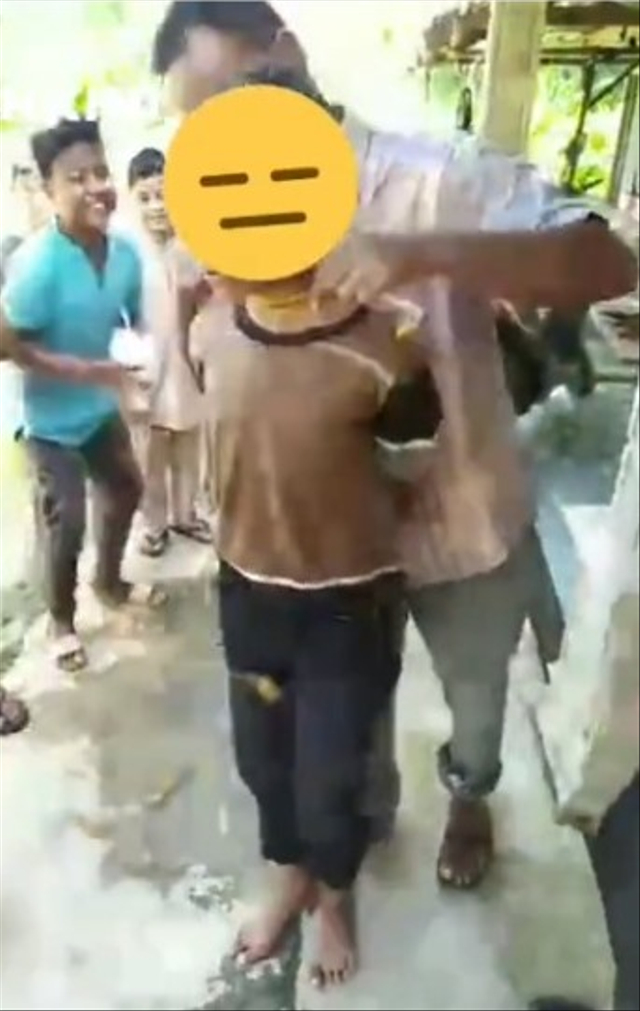 Viral warga di Aceh Utara ikat leher bocah pencuri uang masjid layaknya hewan. (Foto: Instagram/@acehkini) 