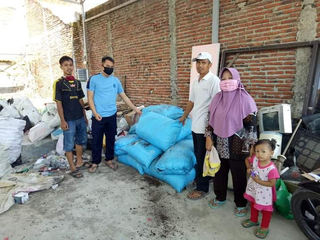 Akhmad Budi Hermanto, saat mengelola bank sampah di lingkungan rumahnya. (Foto: Dok Pribadi)