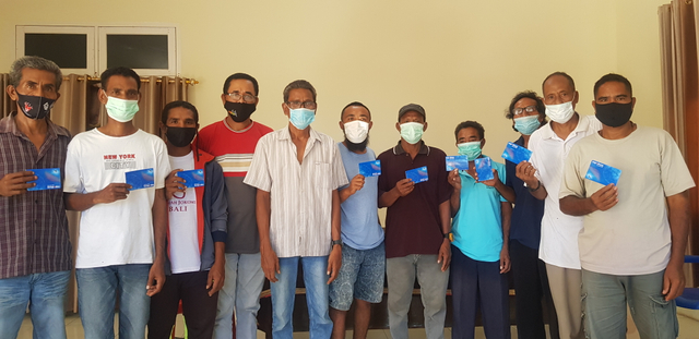 Keterangan foto: Anggota DPRD Sikka, Fransiskus Ropi Cinde pose bersama kelompok nelayan penerima bantuan dana, Sabtu (29/5) siang. Foto: Mario WP Sina.