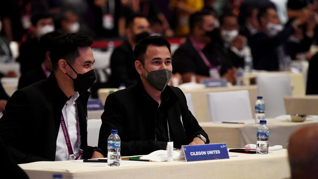 Chairman RANS Cilegon FC Raffi Ahmad (kanan) dan Chief Operating Officer (COO) Darius Sinathrya (kiri) mengikuti Kongres PSSI 2021 di Jakarta, Sabtu (29/5/2021). Foto: Akbar Nugroho Gumay/ANTARA FOTO
