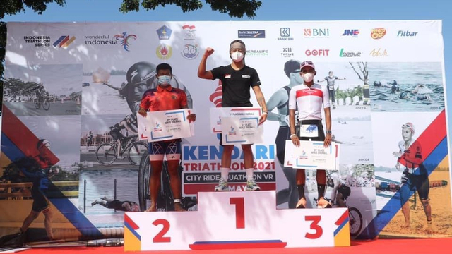 Para juara Triathlon series 2021 di Kota Kendari naik podium. Foto: Dok Istimewa.