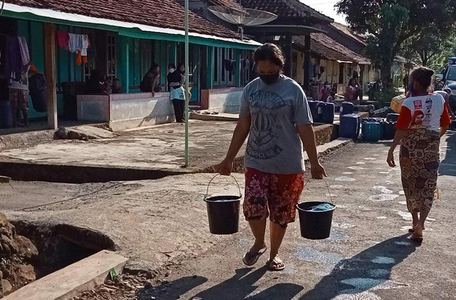Warga nang Désa Tamansari, Kecamatan Jatinegara, Kabupatén Tegal molai kangélan banyu bersih.  