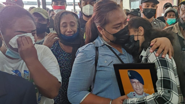 Keluarga menyambut kedatangan jenazah Kapolsubsektor Oksamal, Briptu Mario Sanoy di RS Bhayangkara Jayapura. (BumiPapua.com/Qadri Pratiwi) 