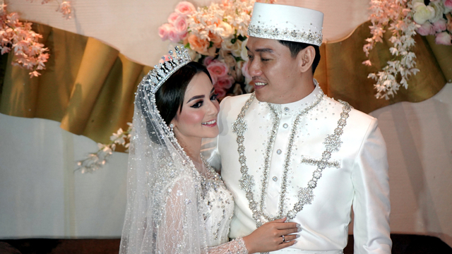 Musisi Ifan Seventeen bersama Citra Monica saat konferensi pers usai melangsungkan akad nikah di Hotel Pullman Central Park, Jakarta, Sabtu (29/5).  Foto: Ronny