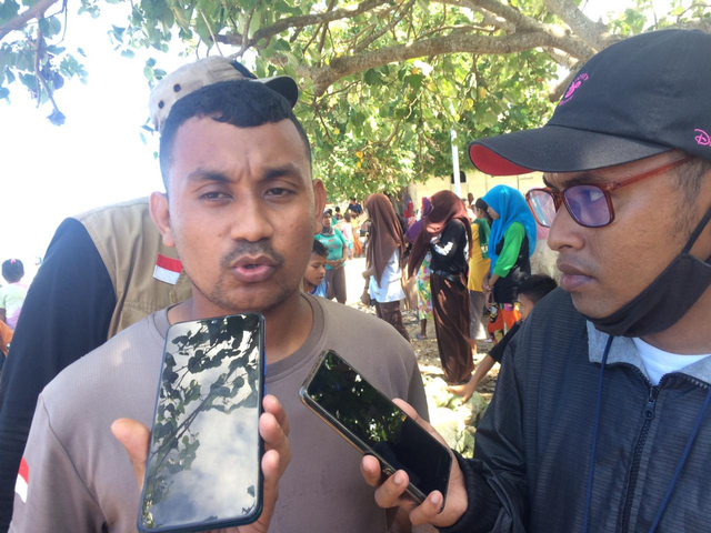 Fadli, salah satu penumpang Kapal KM Karya Indah saat berbagi cerita ke para wartawan. Foto: Iwan Setiawan Umamit/cermat