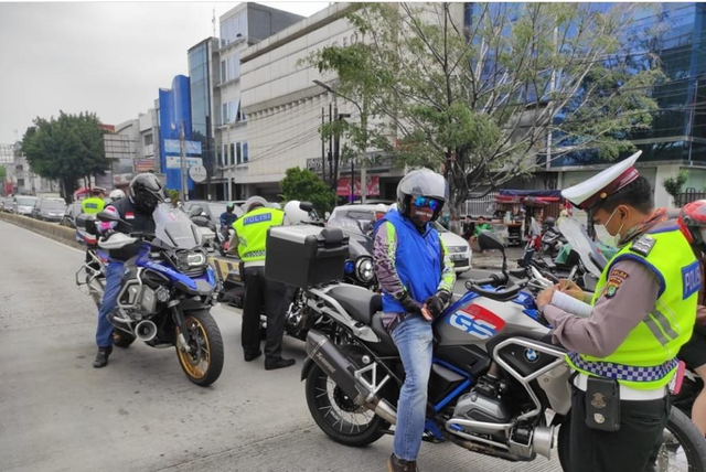 Sejumlah pengendara motor gede (moge) diberikan tindakan tilang oleh polisi karena memasuki jalur khusus Busway.  Foto: Instagram/@tmcpoldametro