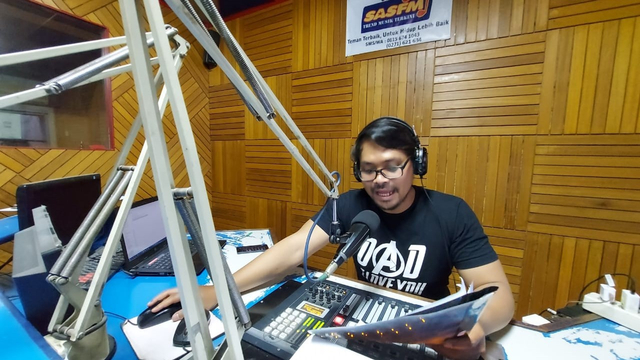 Tegar Prakosa alias Oka Santana saat sedang bekerja sebagai penyiar radio di Kota Solo