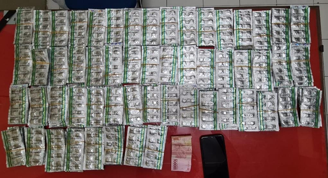 Polres Cirebon Kota menyita sejumlah barang bukti berupa 2.800 butir Pil Jenis Tramadol dan 1 unit handphone merk Vivo warna hitam yang digunakan pelaku untuk melakukan transaksi obat tanpa izin. (Frans)