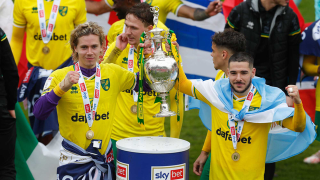 Emiliano Buendia dan Todd Cantwell dari Norwich City memegang trofi saat merayakan kemenangan. Foto: Action Images via Reuters/Lee Smith