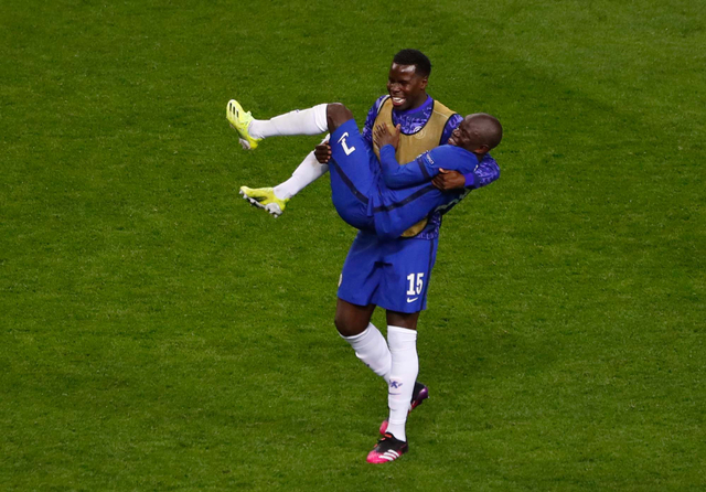 N'Golo Kante dan Kurt Zouma dari Chelsea merayakan selebrasi setelah memenangkan Liga Champions (29/5). Foto: Pool via REUTERS