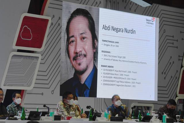 Layar menampilkan profil Abdi Negara Nurdin saat Rapat Umum Pemegang Saham (RUPS) Tahunan Tahun Buku 2020 di Jakarta, Jumat (28/5/2021). Foto: Hafidz Mubarak A/ANTARA FOTO