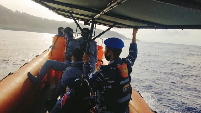 Proses pencarian yang dilakukan TIm SAR Gabungan di perairan Kepulauan Sula, Maluku Utara. Foto: Tim SAR Gabungan