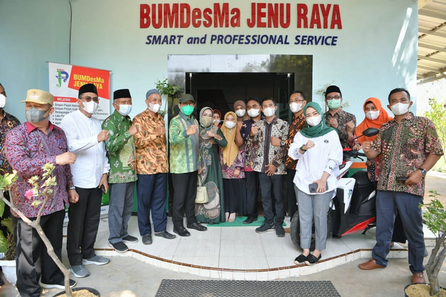 Mendes PDTT Abdul Halim Iskandar mengunjungi BUMDes Jenu Raya di Komplek Kantor Kecamatan Jenu, dan Desa Wisata Pantai Semilir di Desa Socorejo Kecamatan Jenu, Kabupaten Tuban, Jawa Timur, Minggu (30/5). Foto: Kemendes PDTT