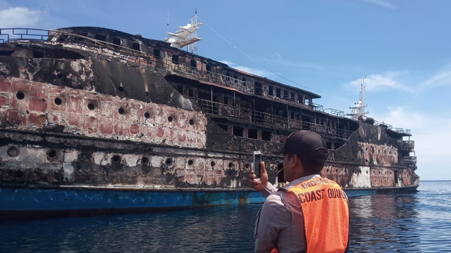Bakamla RI bantu proses pencarian korban Kapal Motor (KM) Karya Indah yang terbakar. Foto: Bakamla