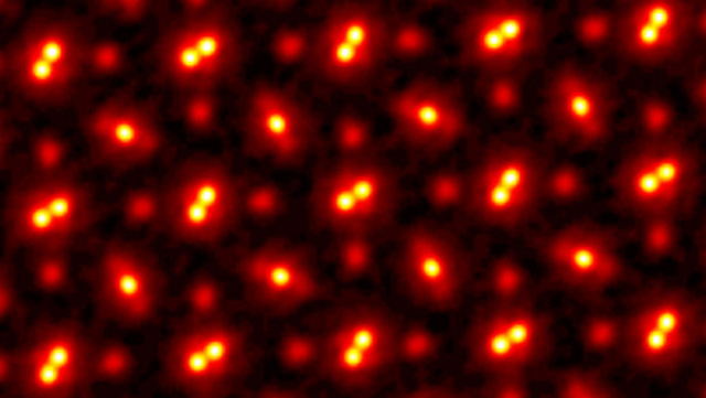 Foto atom asli dari kristal praseodymium orthoscandate (PrScO3). Foto ini dihasilkan setelah zoom 100 juta kali. Foto: Cornell University