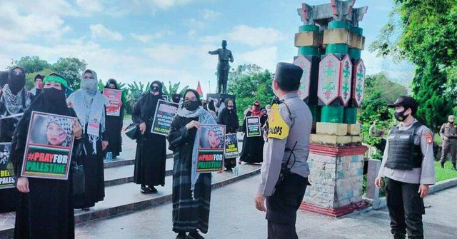 Sejumlah kaum Muslimah di Palangka Raya saat menggelar aksi solidaritas dukung Palestina Merdeka.