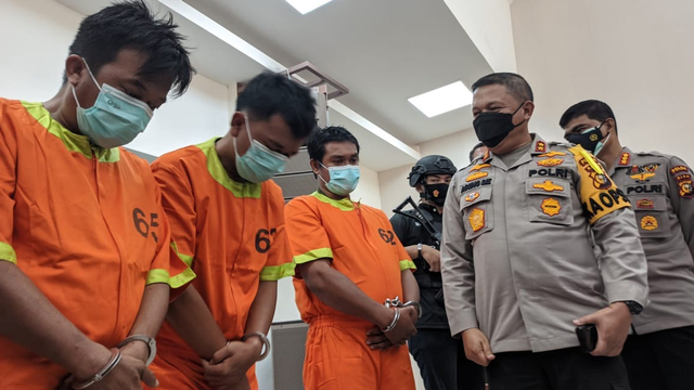 KAPOLDA Riau, Irjen Pol Agung Setya Imam Effendi saat menginterogasi 3 pelaku eksekutor teror pelemparan kepala anjing ke rumah Kasi Penkum dan Humas Kejati Riau, Muspidauan.  