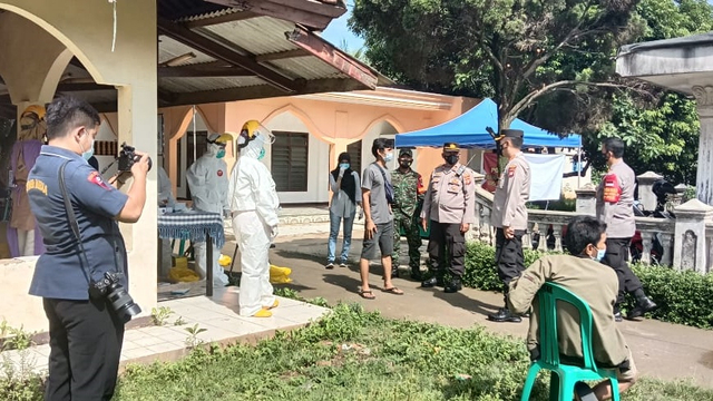 Petugas melakukan pemeriksaan tes swab antigen di Kampung Pasir Randu Asem RT 11 RW 06, Desa Sukasari, Kecamatan Serang Baru, Bekasi. Foto: Dok. Istimewa