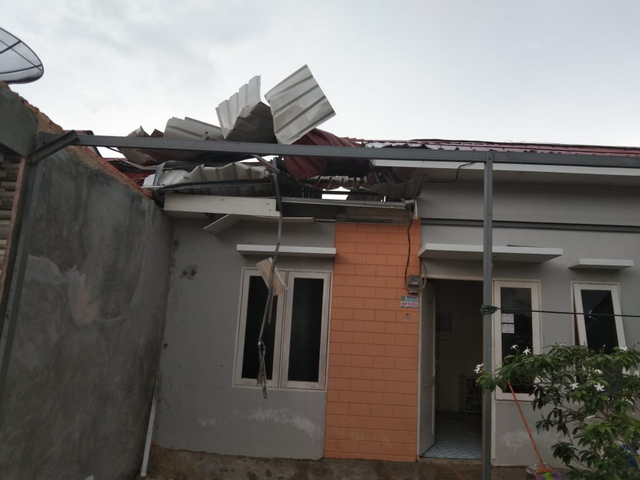 Foto: Potret Rumah Warga di Batam yang Rusak Dihantam Puting Beliung (73981)