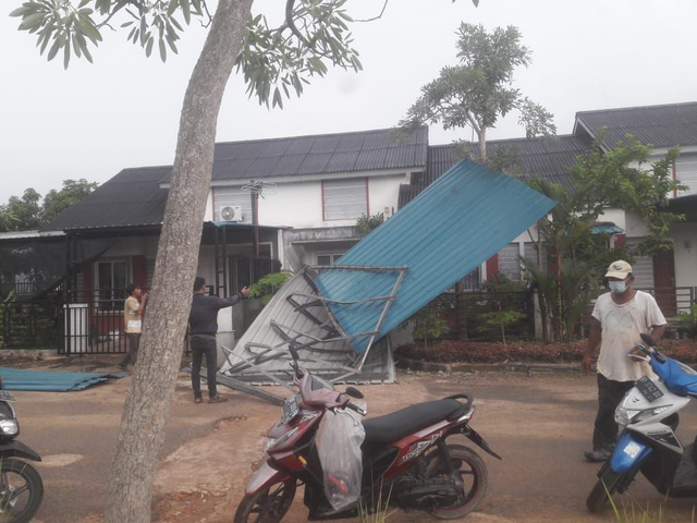 Foto: Potret Rumah Warga di Batam yang Rusak Dihantam Puting Beliung (73982)