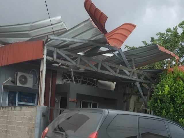 Foto: Potret Rumah Warga di Batam yang Rusak Dihantam Puting Beliung (73984)