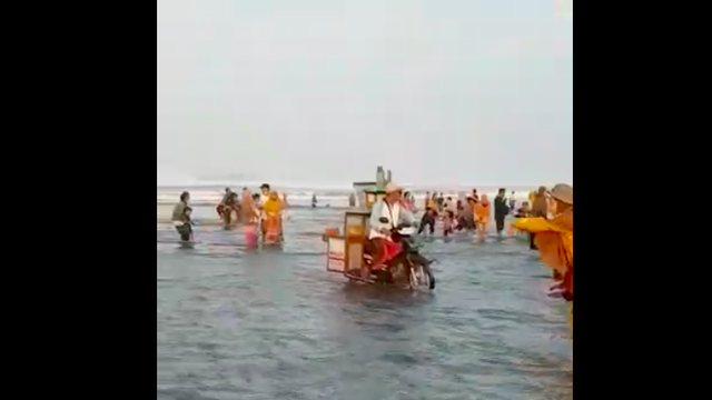 Suasana Pantai Parangtritis usai diterjang gelombang tinggi, Minggu (30/5/2021). Foto: istimewa.