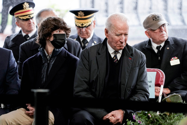 Presiden AS Joe Biden dan cucunya Hunter Biden menghadiri Kebaktian Peringatan tahunan di Taman Memorial Veteran,di Delaware, Wilmington, AS. Foto: Ken Cedeno/Reuters